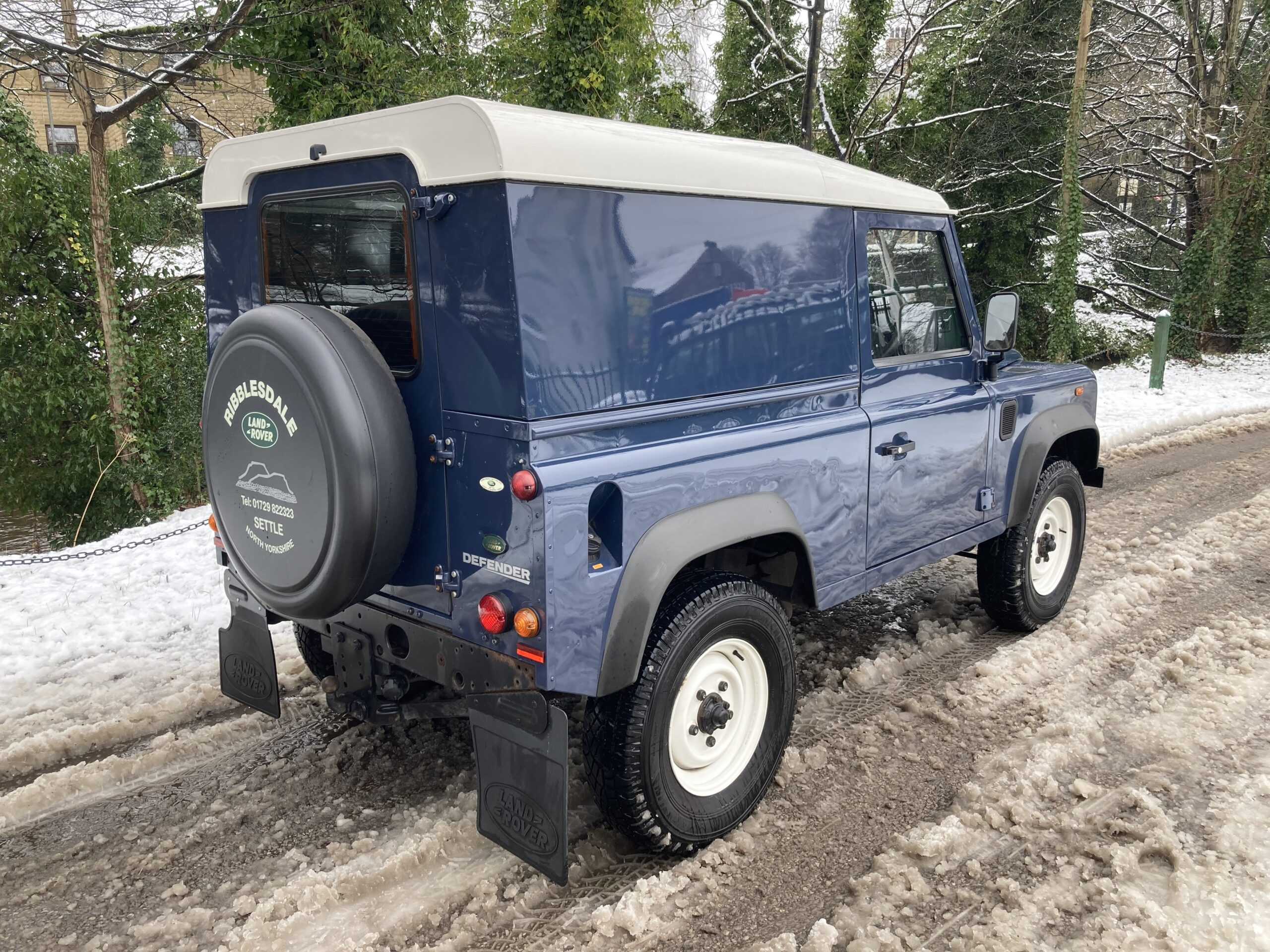 Land rover defender 2009